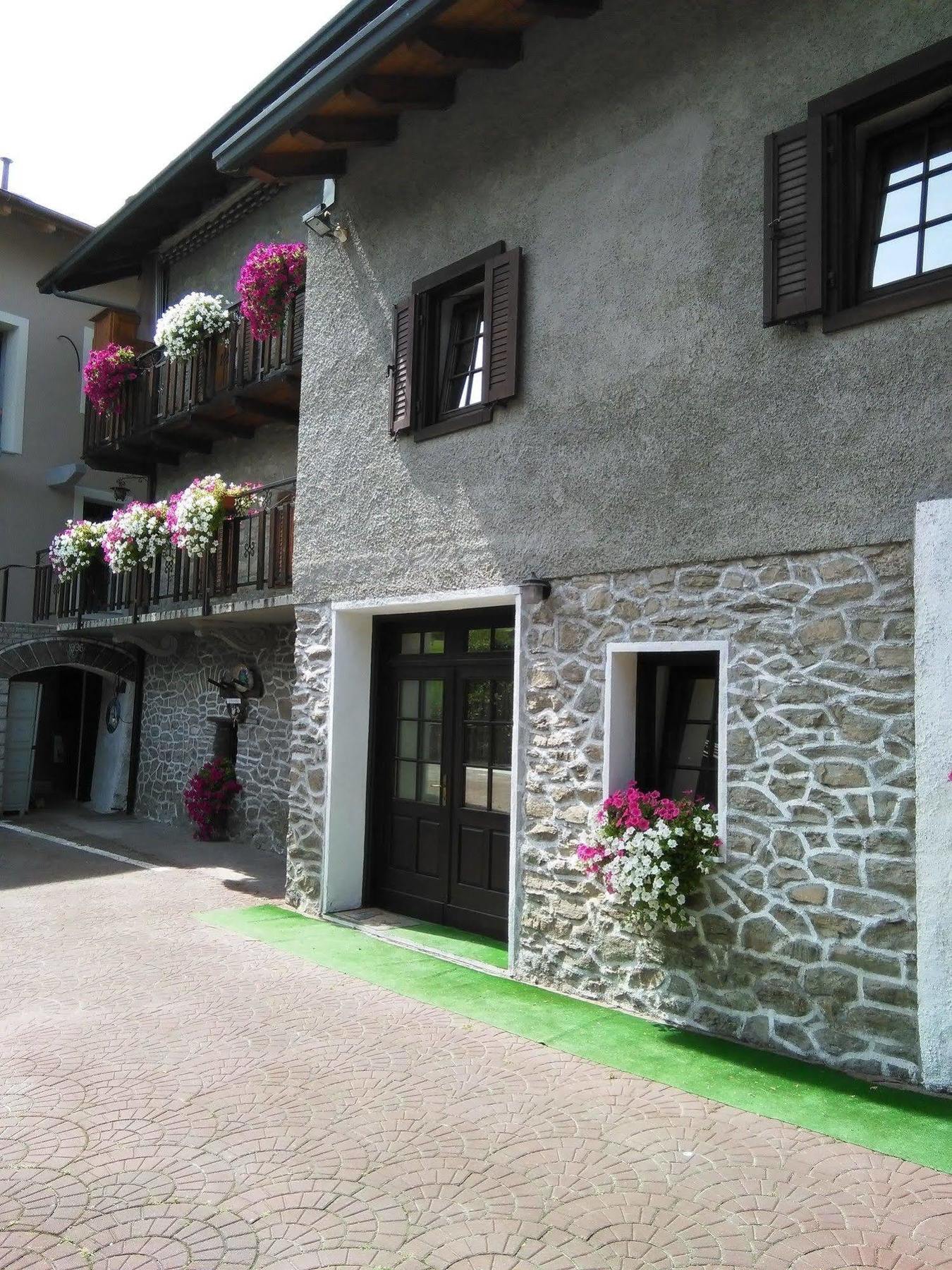 B&B La Vieille Meison De Pappa Sarre Exteriör bild